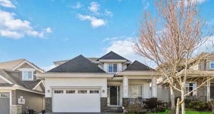 Private 2BR Suite, King & Queen Beds, Full Kitchen, Near Vancouver
