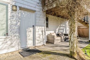 Terrace/patio - Private 2BR Suite, King & Queen Beds, Full Kitchen, Near Vancouver (Delta)