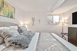 2 bedrooms, desk, iron/ironing board, free WiFi - Private 2BR Suite, King & Queen Beds, Full Kitchen, Near Vancouver (Delta)