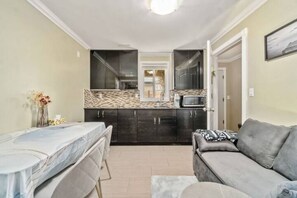 Interior - Private 2BR Suite, King & Queen Beds, Full Kitchen, Near Vancouver (Delta)