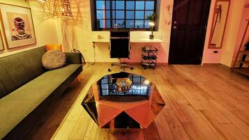 50-inch flat-screen TV with cable channels, Netflix, streaming services