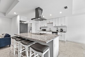 冷蔵庫、電子レンジ、オーブン、コンロ