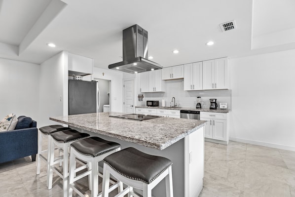 Réfrigérateur, micro-ondes, four, plaque de cuisson