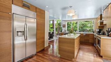 Geladeira, micro-ondas, fogão, cooktop