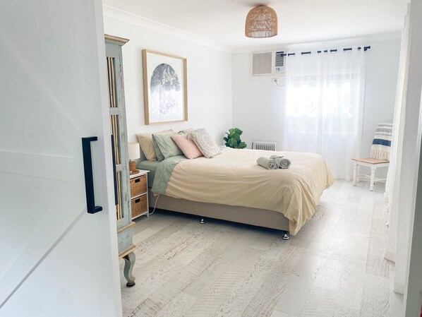 1 habitación, tabla de planchar con plancha, cuna de viaje y wifi 