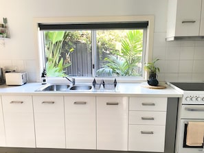 Fridge, microwave, oven, stovetop - The Yoga Retreat - Walking distance to Umina Beach (Umina Beach)