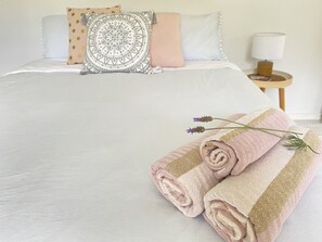 1 habitación, tabla de planchar con plancha, cuna de viaje y wifi 