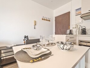 Fridge, microwave, oven, cookware/dishes/utensils - Le Manon by Interhome (Dinard)