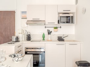 Refrigerador, microondas, horno y utensilios de cocina 