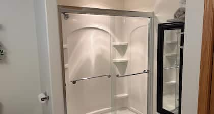 Charming 1 king suit with WiFi, AC