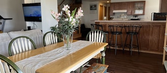 Escape to Serenity: Charming home King+Queen near Ponca Park