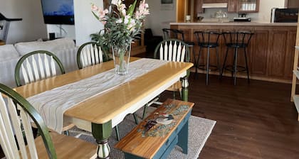 Escape to Serenity: Charming home King+Queen near Ponca Park