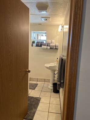 Haartrockner, Handtücher, Seife, Toilettenpapier