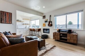 Smart-TV, Kamin, Bücher, Stereoanlage