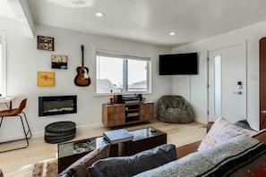 Smart TV, chimenea, libros y estéreo
