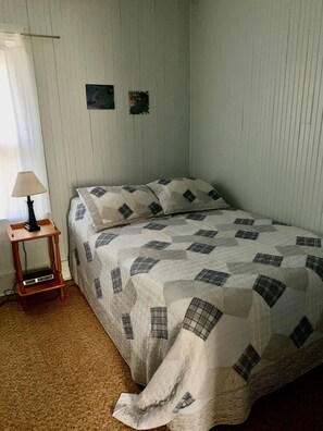 3 bedrooms, bed sheets - Vintage Cabin on small Private Lake (Phelps)