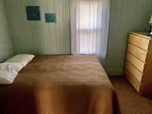 3 bedrooms, bed sheets - Vintage Cabin on small Private Lake (Phelps)