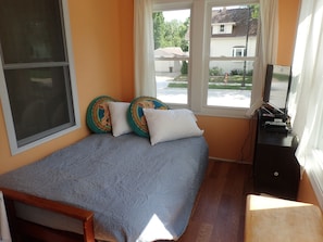 2 bedrooms, travel cot, free WiFi, bed sheets