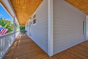 Unclassified image, 2 of 50, button - P35 - Spacious 4 bedroom, 3 bath home boasts generous harbor views (Marathon)