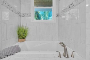 Hair dryer - P35 - Spacious 4 bedroom, 3 bath home boasts generous harbor views (Marathon)
