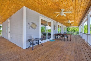 Outdoor dining - P35 - Spacious 4 bedroom, 3 bath home boasts generous harbor views (Marathon)