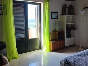 1 bedroom, bed sheets - Casa da Torre Rooftop Terrace (Praia da Areia Branca)