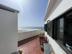 Outdoor dining - Casa da Torre Rooftop Terrace (Praia da Areia Branca)