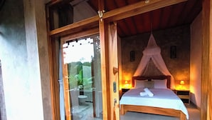 Un dormitorio con cama, lámparas de noche y dosel.