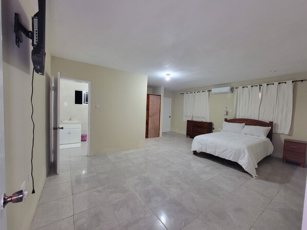 4 bedrooms, in-room safe, desk, iron/ironing board
