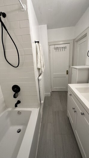 Jetted bath, hair dryer, towels, soap - Albany Home (Albany)