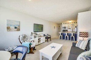 TV, offices - Oceanfront Suite - Top Floor - Pool and Sauna - Sleeps 6! (Lincoln City)