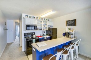 Réfrigérateur, four à micro-ondes, un four, surface de cuisson
