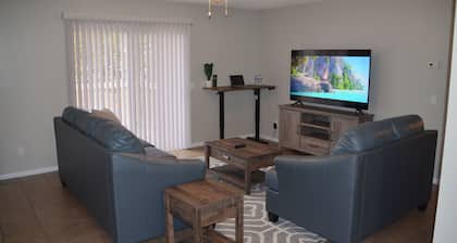 Blissful Bungalow- Near Ft. Novosel and shopping, Quiet, Fast WiFi