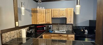 2br Modern Condo #8 Walk to Main St & Mirror Lake