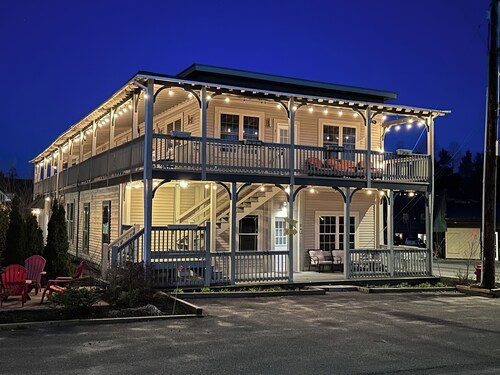 2br Modern Condo #8 Walk to Main St & Mirror Lake