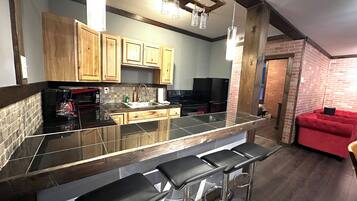 Réfrigérateur, micro-ondes, four, plaque de cuisson