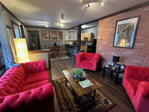 Smart TV, fireplace, stereo