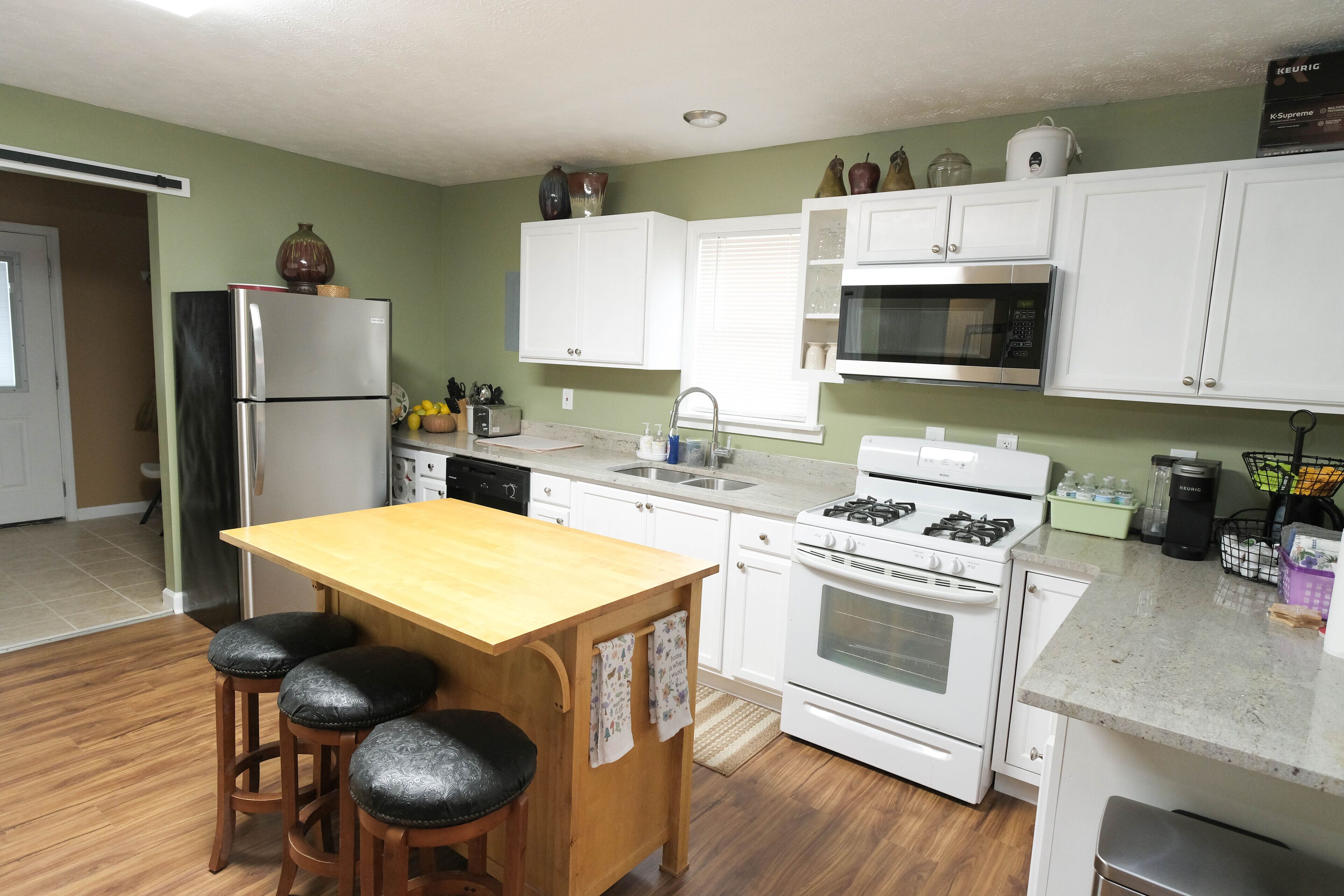 Coffee/tea maker, fridge, microwave, oven