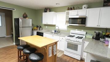 Coffee/tea maker, fridge, microwave, oven