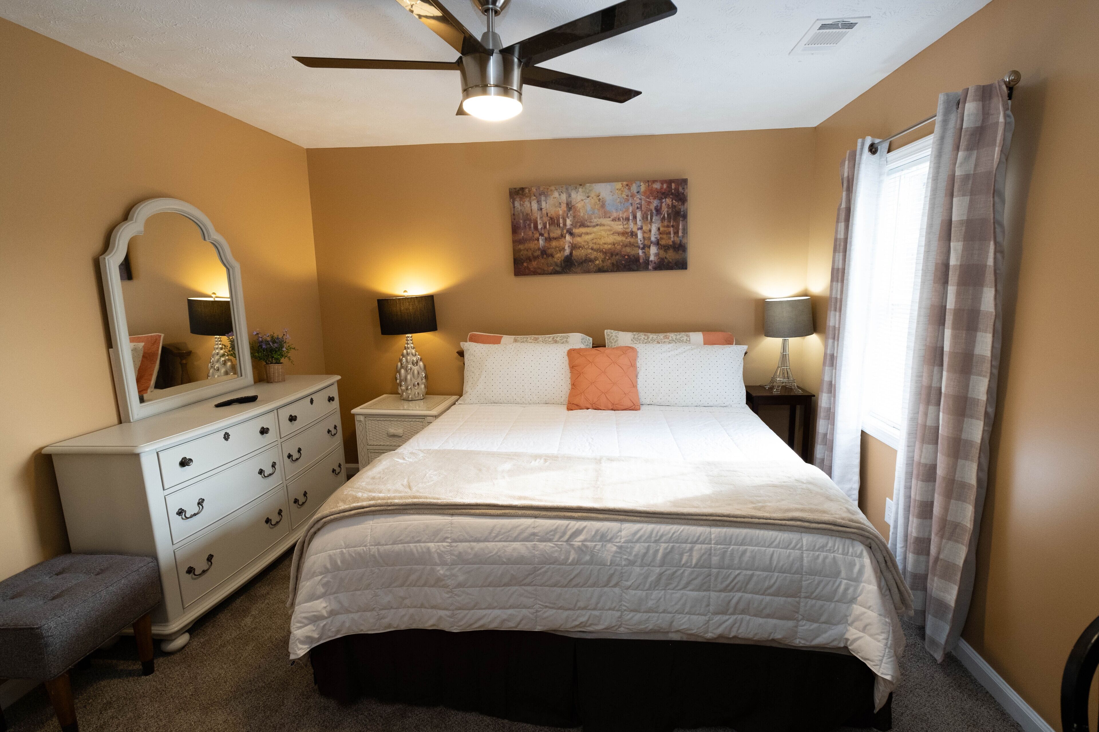 3 bedrooms, desk, iron/ironing board, WiFi (free)