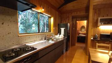 Réfrigérateur, micro-ondes, plaque de cuisson