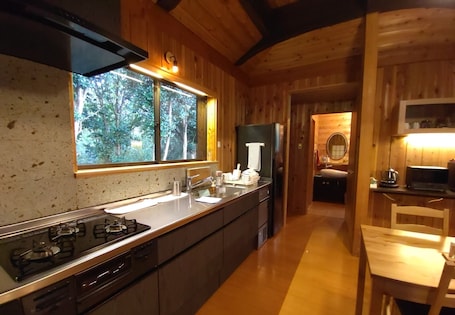 Fridge, microwave, stovetop, cookware/dishes/utensils. Online booking plan / Oshima-machi Tokyo
