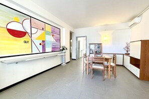 Unclassified image, 5 of 10, button