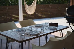 Outdoor dining - You can see Lake Hamana and the Tenryu Hamanako Ra - Villa Wan Lake Hamana / Hamamatsu Shizuoka (Hamamatsu)