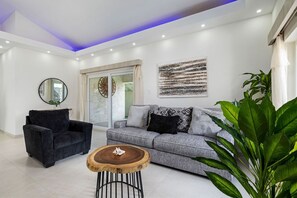 Smart TV - BRAND NEW Spacious 5BR Villa w/Large Private Pool (Noord)