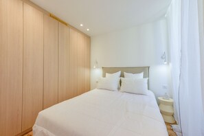 1 bedroom, iron/ironing board, WiFi, bed sheets - Upscale 1-Br. apartment, 100 meter from the Palais des Festivals (Cannes)
