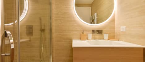 Douche, articles de toilette (gratuits), séchoir à cheveux