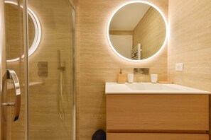 Shower, free toiletries, hair dryer, towels - Upscale 1-Br. apartment, 100 meter from the Palais des Festivals (Cannes)