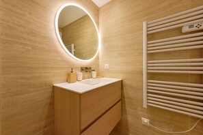 Shower, hair dryer, towels - Upscale 1-Br. apartment, 100 meter from the Palais des Festivals (Cannes)