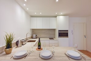 冷蔵庫、電子レンジ、オーブン、コンロ